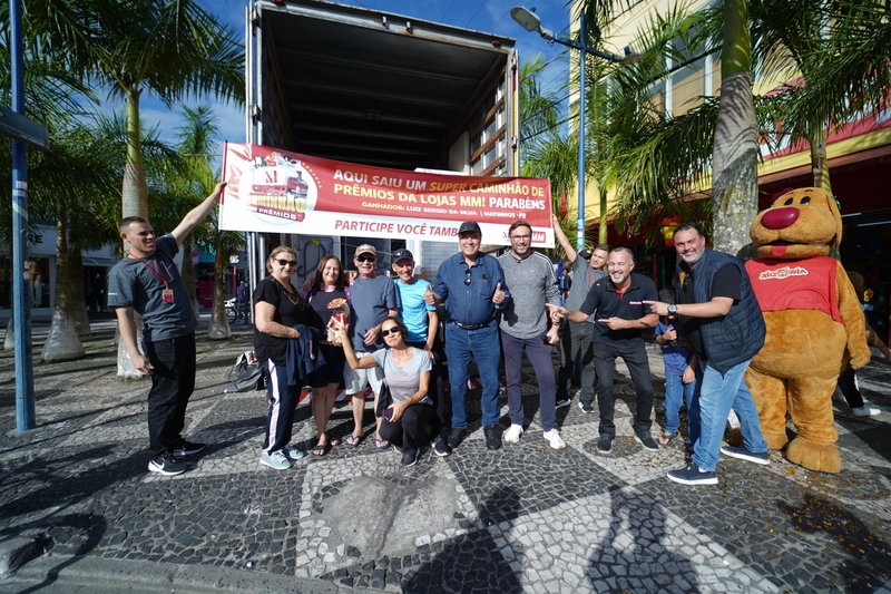 Lojas MM entrega caminhão de prêmio em Matinhos